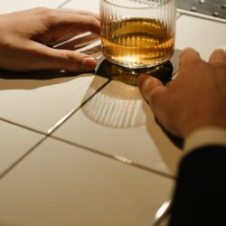 Hoe kan je omgaan met een werknemer die alcoholist is?