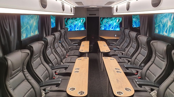 Uw reistijd nuttig besteden, deze VIP-bus maakt het mogelijk.