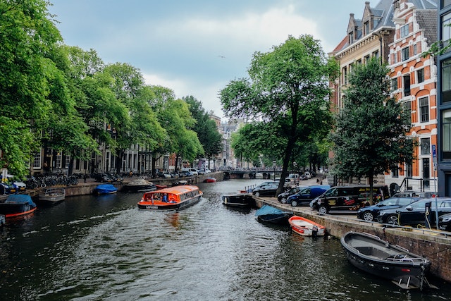 Een sloep huren in Amsterdam: Alles wat je moet weten