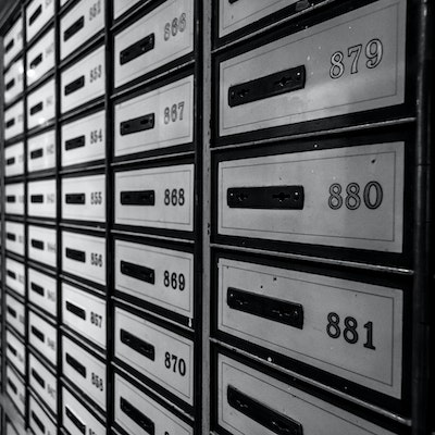 De geschiedenis van post: van postduiven tot standaard postkasten